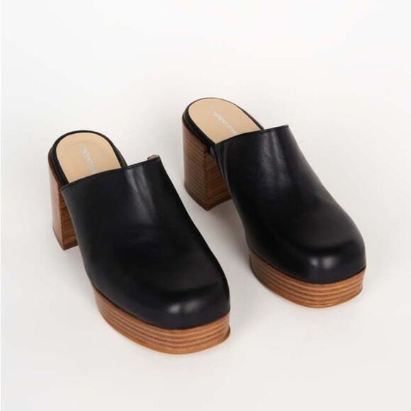 Intentionally Blank Facts Black Leather Clogs Block Stacked Wood Heel - Picture 2 of 8